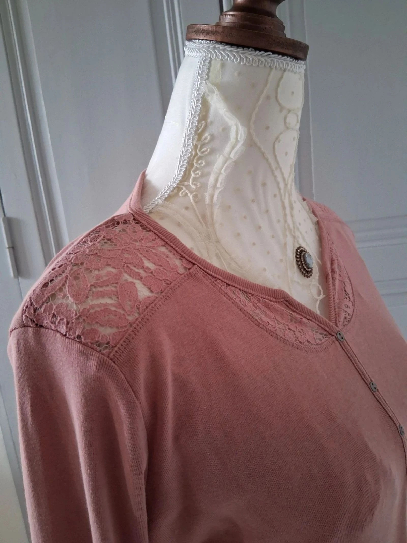 Top fluido viejo rosa con encaje – Armand Thiery - Talla 2 – photo 3